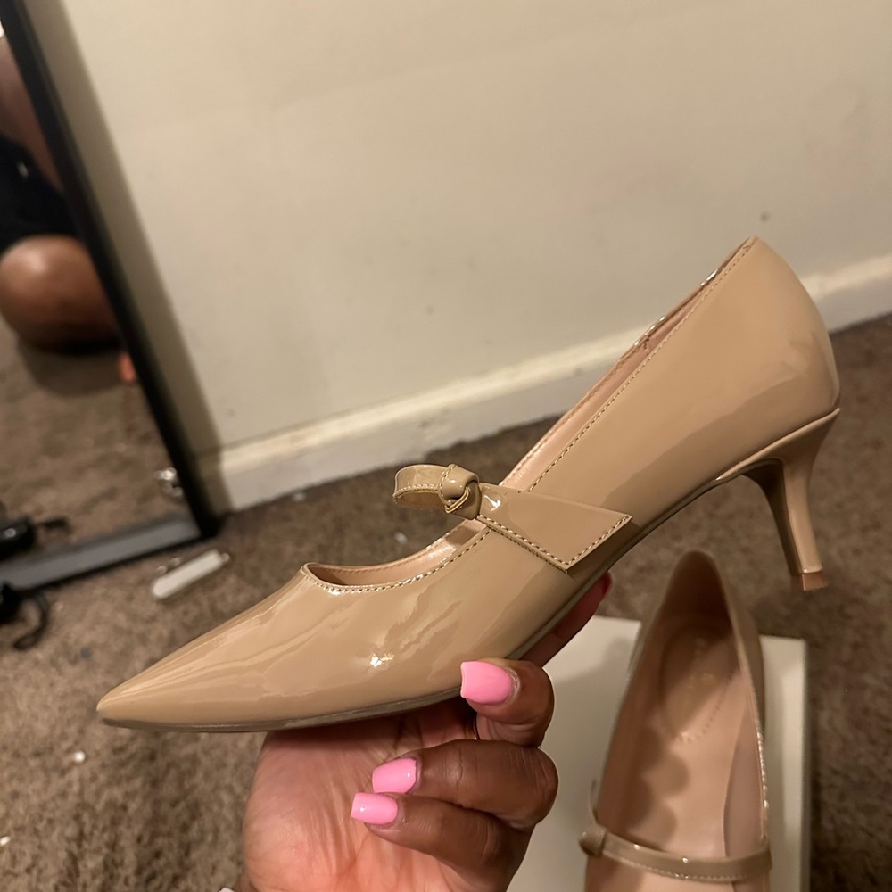Bandolino Beige Patent Leather Heels